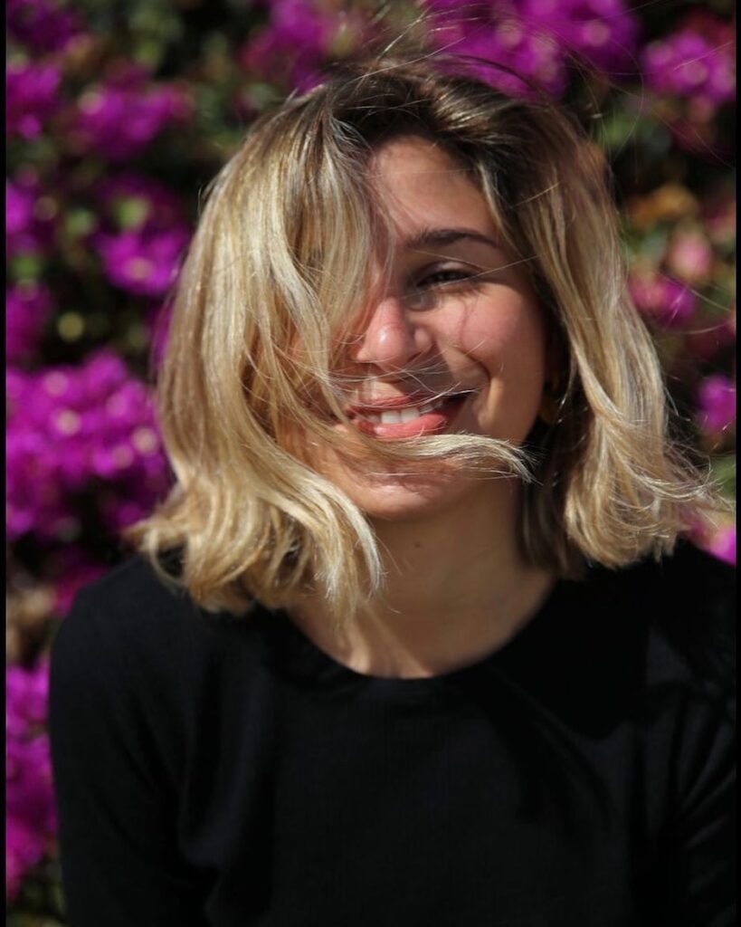 Chica con pelo corto