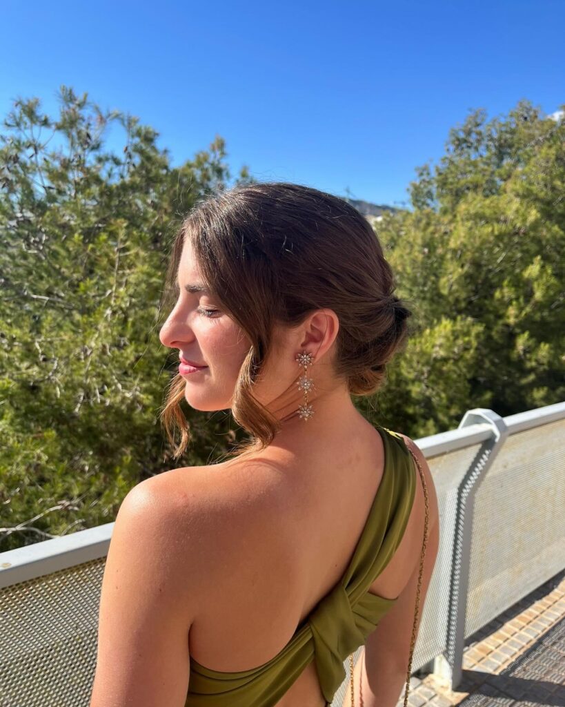Chica con moño y vestido
