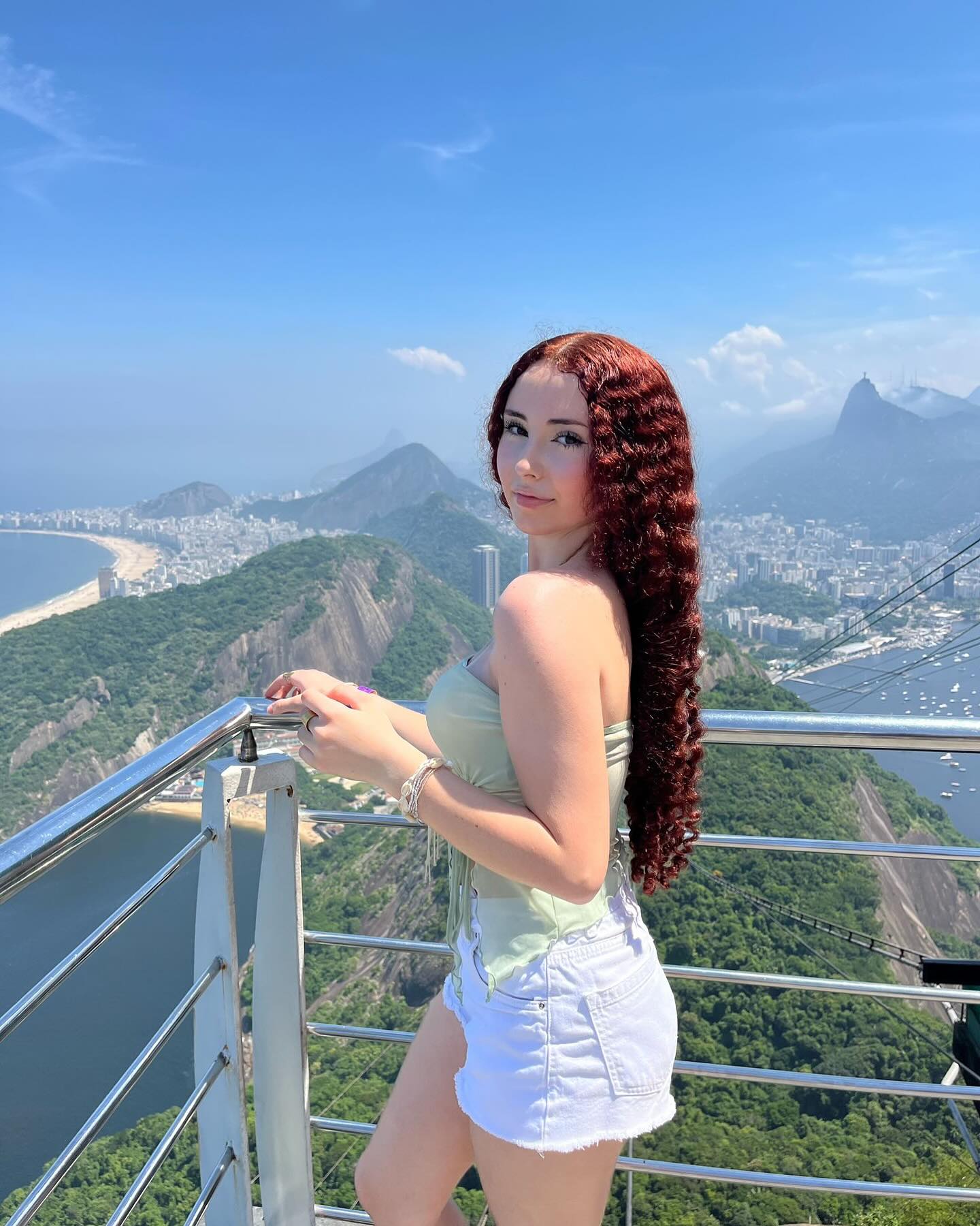 Chica posando con vistas