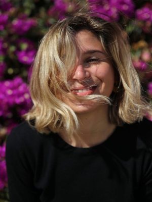 Chica con pelo corto